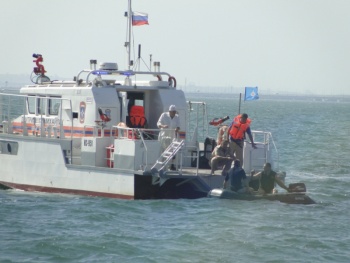 Новости » Общество: В Керченском проливе прошли учения по спасению утопающих