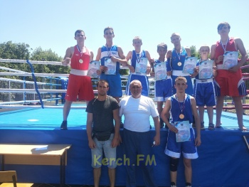 Два учителя физкультуры из Керчи стали победителями Всероссийского турнира по боксу