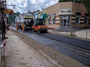 Новости » Коммуналка: Старые ямы Милицейского переулка  в Керчи одели в асфальт