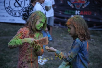 Новости » Общество: Ди-джей и краски: молодежь Керчи раскрасила себе вечер