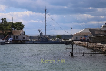 Новости » Общество: На Генмоле в Керчи до сих пор  стоят украинские военные корабли (видео, фото)