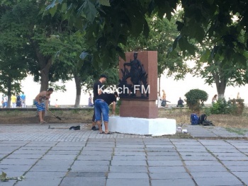 Новости » Общество: На набережной Керчи добровольцы привели в порядок памятник