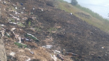 Новости » Общество: Керчане жалуются  на мусор вдоль побережья в Аршинцево