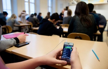 В РФ хотят запретить пользоваться мобильными телефонами в школах
