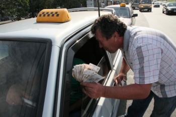 Крымчанин купил «фальшивки» в интернете и расплатился ими с таксистом