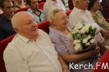Несколько семей в Керчи наградили медалями «За любовь и верность»