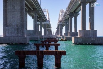 В Керченском проливе демонтируют рабочие мосты