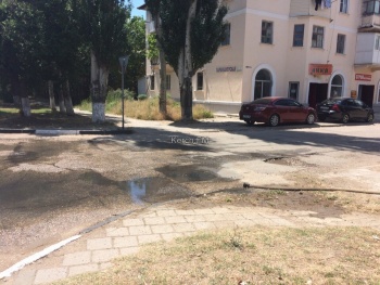 Во время ремонта канализацию в Аршинцево сливают на центральную дорогу