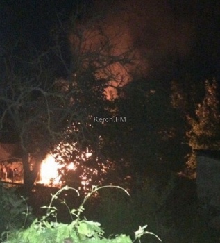 Чуть не спалили дом: в Чистополье хозяева сжигали мусор, но загорелась хозпостройка