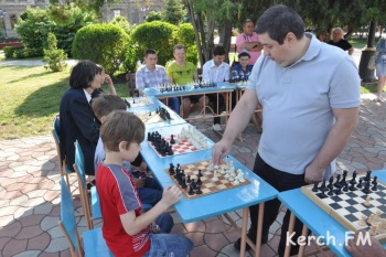 Керчан в День рыбака зовут поиграть в шахматы на набережную