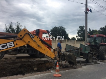 На Адмиралтейском проезде водоканал разрыл дорогу