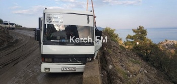 Новости » Общество: В Крыму из-за селя и оползня автобус едва не рухнул в обрыв