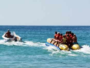 Новости » Общество: В Крыму задержали водителя гидроцикла, который бросил «банан» с детьми в море