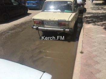 Новости » Общество: В центре Керчи произошел порыв водовода