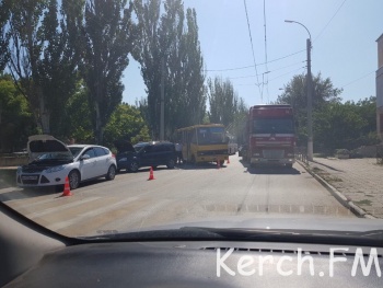 На Еременко столкнулись две иномарки и автобус