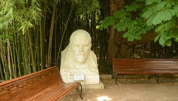 В Крыму  через суд вернули Ленина в ботанический сад