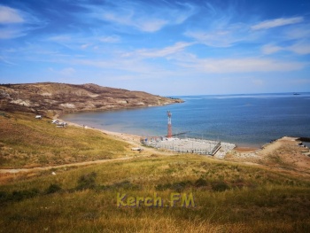 Рядом с энергомостом под Керчью купаются люди