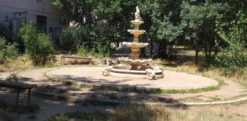 Керченские контрасты: фонтан, мусор и остатки детской площадки во дворе