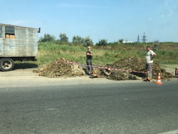 В Керчи на ШГС водоканал ведет работы у дороги