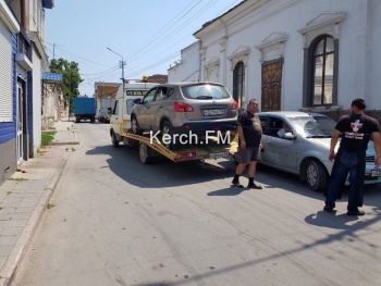 В Керчи эвакуатор въехал в припаркованную легковушку