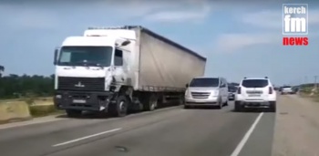 На «Тавриде» столкнулись фура и грузовой микроавтобус (видео)