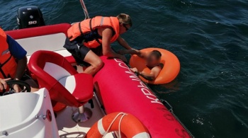 Туриста на надувном круге спасатели догнали в 350 метрах от берега