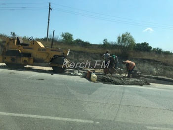 Новости » Общество: На Куль-Обинском шоссе завезли бетон и бордюры для будущей остановки