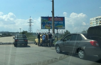 Новости » Общество: В Керчи продолжают ежедневно торговать арбузами на дороге