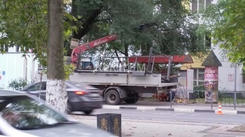 Новости » Общество: В Керчи демонтировали остановку на Пирогова