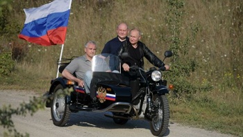 Путин приехал в Севастополь на «Урале» с Аксеновым в коляске