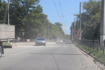 Вокзальное шоссе в Керчи открыли, но часть дороги разбита