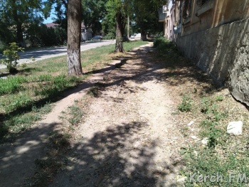 Керчане просят восстановить тротуары на улице Мирошника