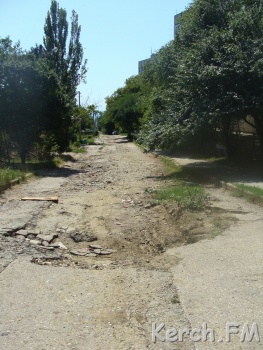 Дорога к детскому дому в Керчи вся разбита