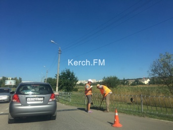 В Керчи на Ворошилова убирают дорогу