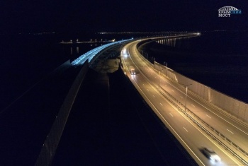 Новости » Общество: На пилотном железнодорожном участке Крымского моста включили свет