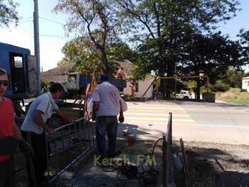 Новости » Общество: Работа над ошибками: крымские коммунальщики доделывают пешеходный переход в Капканах