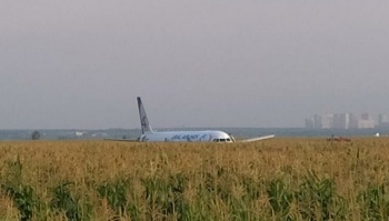 Десять человек пострадали при посадке самолета, летевшего в Крым