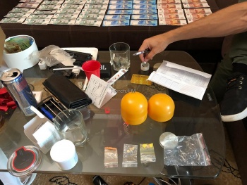 Деньги, оружие и амфетамин – в Керчи задержали двоих наркоторговцев (видео)