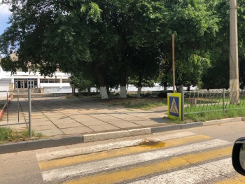На Кирова упал знак пешеходного перехода