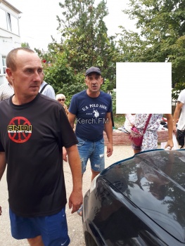 Новости » Общество: В Керчи двое мужчин побили автомобиль (видео)