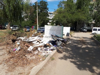 Новости » Общество: С жилого двора в центре Керчи не вывозят мусор