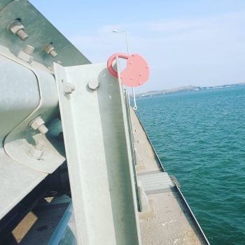 Отличились: влюбленные оставили замочек на Крымском мосту