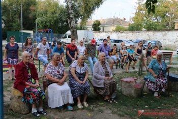 Новости » Общество: Жители  Карла Маркса, 1 отпраздновали День двора