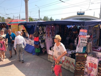 Новости » Общество: Керчан разочаровала ярмарка в центре Керчи, которую открыли перед 1 сентября