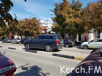Новости » Общество: В Керчи «Mercedes» припарковался на тротуаре
