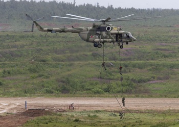 Военные  десантировались с вертолетов на полигоне в Крыму