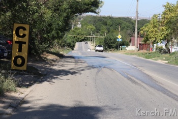 В Керчи порыв водовода расколол асфальт на проезжей части пополам