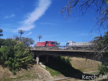 Единственный мост на въезде в Керчь может сложиться в любой момент