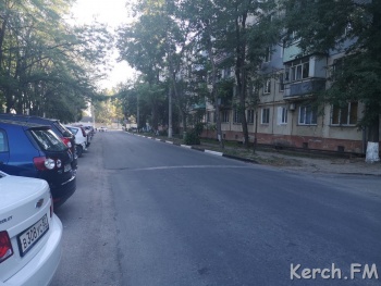 Новости » Общество: Траншея через дорогу по Пошивальникова к туалету за 5 млн в Керчи  уже просела