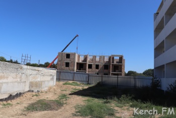 Новости » Общество: Несмотря на отсутствие согласия керчан, на Вокзальном шоссе строят пятиэтажки